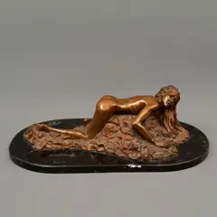 LUCHANDO POR SER UNA MISMA by Elisa Agami, Bronce, patinado en color marrón; base de mármol negro, offered Sep 2023