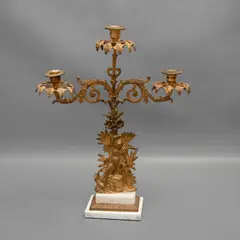 Candelabro, SIGLO XX, Bronce dorado, para 3 luces; decorado con relieves de figuras vegetales y escena campirana; bases de alabastro