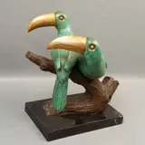 Enrique Jolly, PAREJA DE TUCANES, Bronce, patinado en color verde y marrón; base de mármol negro (lascaduras)