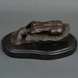 la Danaide*, SIGLO XX, Bronce, patinado en color verde marrón; base de mármol negro (con lascaduras)