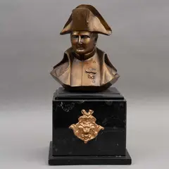 Alberto Estrada, BUSTO DE NAPOLEÓN BONAPARTE, 2012, Bronce, patinado en color dorado; base de mármol negro