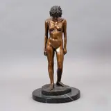 DESNUDO FEMENINO by Ricardo Ponzanelli, Bronce, patinado en color dorado; base de mármol negro, offered Apr 2023