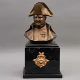 Alberto Estrada, BUSTO DE NAPOLEÓN BONAPARTE, 2012, Bronce, patinado en color dorado; base de mármol negro