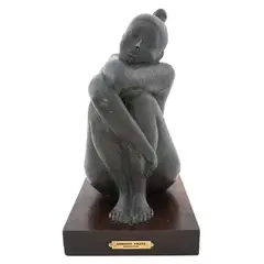 Mujer encogida by Armando Amaya, 1974, Escultura en bronce VI / VII en base de madera, offered Sep 2022