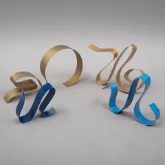 Conjunto escultórico: Movimiento feminista by Nickyta Shamay, Esculturas en acero con esmaltado acrílico en colores azul y dorado, offered Jun 2022