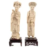 Pareja Imperial, CHINA, SIGLO XX, Talla en marfil con motivos esgrafiados y entintados; bases de madera calada