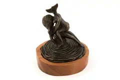 VÍCTOR CHA'CA by Lote Con Precio de Recuperación, Escultura en bronce con base de madera, offered Feb 2022