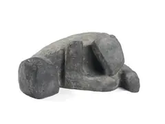 Branko Ružić, Cane accucciato, scultura in bronze