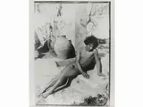 Wilhelm von Gloeden, Taormina Nudo maschile e urna, 1910 circa