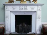 Stefano Ricci Attribuito, Important neoclassical fireplace in white Carrara marble, around 1820, 1873, tympanum carved in the center with high relief depicting the Judgment of Paris between urn vases