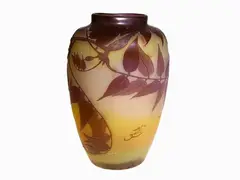 A cameo glass vase by Émile Gallé, con il motivo del fiore di glicine, offered Feb 2021