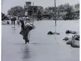 Santosh Basak, Alluvione a Calcutta 1978, vintage gelatin-silver print on resin-coated paper