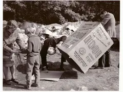 Wayne Miller, Bambini e genitori in discarica 1974, 1918, vintage gelatin-silver print on baryta paper
