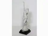 Gianni Visentin, A Bisque Figure, 1938, raccolta da ampio velo