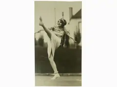 Clarence Sinclair Bull, Keep your feet free and loose: Anita Page negli Studios Metro-Goldwyn-Mayer 1920 circa, 1896, vintage gelatin silver print on baryta paper