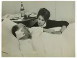 Pierluigi Praturlon, Ritratto di Sofia Loren e Carlo Ponti in ospedale, 1962, 1924, vintage gelatin silver print