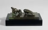Two Piece Reclining Figure: Arch by Henry Moore, 1981, Bronze mit grünbrauner Patina, auf Holzsockel montiert. Höhe (ohne Sockel): 7,6 cm (3 in.), sold May 2014