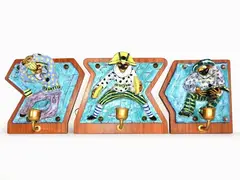 Otello Rosa, A Set of Three 1950s Glazed Hearthenware Wall Lamps, 1920, realizzate ad altorilievo con personaggi della Commedia dell'Arte