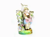 Jacob Petit, Painted Porcelain Figural Flower Vase, 1797, realizzata come un tronco di albero tripartito on cui si arrampicano racemi fioriti