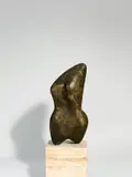 Bernhard Heiliger, Weiblicher Torso II, 1953, Bronze mit brauner Patina, auf Steinsockel montiert