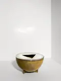 Marianne Brandt, Aschenschale – Modell: MT 36, 1924, Messing; vernickeltes Messing – Hersteller: Bauhaus-Metallwerkstätte Weimar. 6 cm; Ø 11 cm (2 ⅜ in.; Ø 4 ⅜ in.)