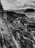 Fosco Maraini, La grande pagoda "Kum Bum", e numerosi edifici del monastero di Gyantse, visti da una rupe vicina, Tibet, agosto 1937, Fotografia in bianco e nero