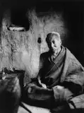 Fosco Maraini, L'eremita Tsampa-Tendar nella sua cella sul monte Ship-ta nei pressi di Gyantse, Tibet, agosto 1937, Fotografia in bianco e nero