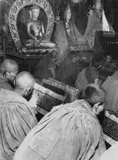 Fosco Maraini, Estate, siccità prolungata: dozzine di monaci riuniti nel tempio maggiore di Gyantse leggono passi del "Kangyur", le sacre scritture, perché piova, Tibet, luglio 1937, Fotografia in bianco e nero