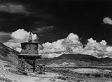 Fosco Maraini, "Chorten" a forma di porta, sulla strada fra Samada e Gyantse, Tibet, giugno 1937, Fotografia in bianco e nero