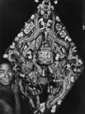 Fosco Maraini, Un novizio sorregge un'imponente "torma", monastero di Dungkar, Valle di Chumbi, Tibet, aprile 1948