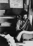 Fosco Maraini, Lo scrivano all'opera a Gyantse, Tibet, luglio 1937