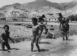 Fosco Maraini, Campagna di Gyantse: ragazzi al bagno nei canali di irrigazione, Tibet, agosto 1937