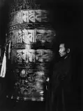Fosco Maraini, Monaco che fa ruotare un grande cilindro contenente miriadi di preghiere e formule sacre, monastero Palkhor Choide a Gyantse, Tibet, luglio 1937