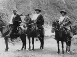 Fosco Maraini, Facoltoso mercante tibetano in viaggio, con due guardie del corpo a Yatung, Tibet, luglio 1948