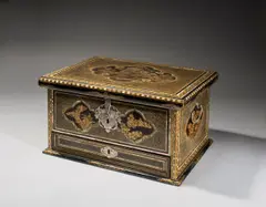 Edo-Zeit Japanisch, Truhe mit flachem Deckel, 1630, Holz, Schwarzlack, Streudekor in Gold, Einlagen aus Perlmutt und Rochenhaut; Silberbeschläge (wohl aus Nagasaki)