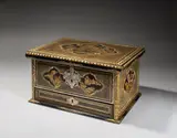 Edo-Zeit Japanisch, Truhe mit flachem Deckel, 1630, Holz, Schwarzlack, Streudekor in Gold, Einlagen aus Perlmutt und Rochenhaut; Silberbeschläge (wohl aus Nagasaki)