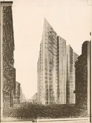 Ludwig Mies van der Rohe, Projekt „Wabe, Friedrichstrasse“, Entwurf für das Hochhaus an der Friedrichstraße, 1921. Perspektive von Norden, Endfassung / Photo: Curt Rehbein, 1922, Vintage. Silbergelatine-Kontaktabzug einer Kohle- und Bleistiftzeichnung