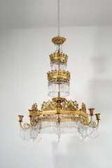 Karl Friedrich Schinkel, Großer Kronleuchter mit drei Etagen – sog. Holzbronzekrone zu acht Lichtern, Um 1835, Holz, vergoldet, teilweise versilbert; Eisen, Zink, Blei; Holz; Stuckmasse (Holzbronze); originaler Kristallbehang – Hersteller: Holzbronzefabrik Carl August Mencke, Berlin. 116 cm; Ø 86 cm (45 ⅝ in.; Ø 33 ⅞ in.)