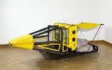 Ashley Bickerton, The big screwed-up cycle of wood, shit, and human tinkering, 1990, Installation: Holz, Nylon, Glas, Gummi, eloxiertes Aluminium, Jute, Sand und Zeitschriften