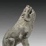 Song-Dynastie Chinesisch, Shishi (Steinlöwe) auf Lotossockel. 10. /11. Jahrhundert, Kalkstein, Spuren einer Kaolin-Fassung. 45 cm (17 ¾ in.)