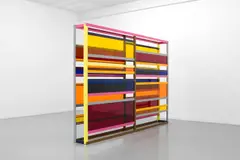 Liam Gillick, Reimaged Projection, 2007, Pulverbeschichtetes Aluminium und transparentes Acrylglas