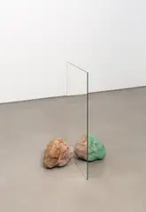 Alicja Kwade, Little Be-Hide, 2018, Spiegel, Stein und Bronze mit grüner Patina