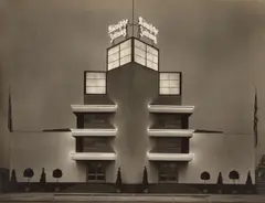 Werner Mantz, Haus der Kölnischen Zeitung auf der Internationalen Presse-Ausstellung 'Pressa' bei Nacht, Köln, 1928, Vintage. Silbergelatineabzug