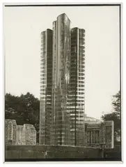 Curt Rehbein, Mies van der Rohe, Gläserner Wolkenkratzer, Modell mit Staffage von Oskar Herzog vor dem Gebäude des ehemaligen Kolonialmuseums. Nicht ausgeführtes Projekt von 1922, Vintage. Silbergelatine-Kontaktabzug