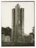 Curt Rehbein, Mies van der Rohe, Gläserner Wolkenkratzer, Modell mit Staffage von Oskar Herzog vor dem Gebäude des ehemaligen Kolonialmuseums. Nicht ausgeführtes Projekt von 1922, Vintage. Silbergelatine-Kontaktabzug