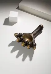 Louise Bourgeois, Give or Take III, 1993, Bronze mit goldbrauner Patina, teilweise poliert