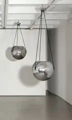 Josef Zotti, Paar Kugelleuchten aus dem Wiener Kaffeehaus „Café Museum, 1929, Messing, vernickelt. Ø 65 cm (25 ⅝ in.)