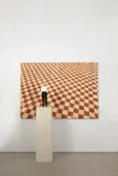 Stephan Balkenhol, Mann mit schwarzer Hose mit Rautenrelief, 2004, 2-teilig: Skulptur aus Wawa-Holz mit Wandrelief aus Holz, jeweils farbig gefasst