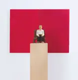 Stephan Balkenhol, Mann zwischen zwei Stühlen, 2005, 2-teilig: Skulptur aus Wawaholz mit Wandrelief aus Holz, jeweils farbig gefasst