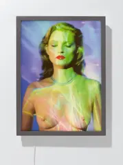 Chris Levine, She’s Light (Laser 3), 2013, Linsenrasterbild auf Leuchtkasten, 3D-Effekt